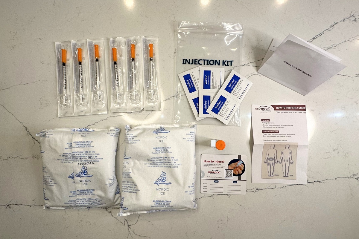 Willow medication vial next to the instruction sheets, alcohol wipes, extra sharps and two large ice packs